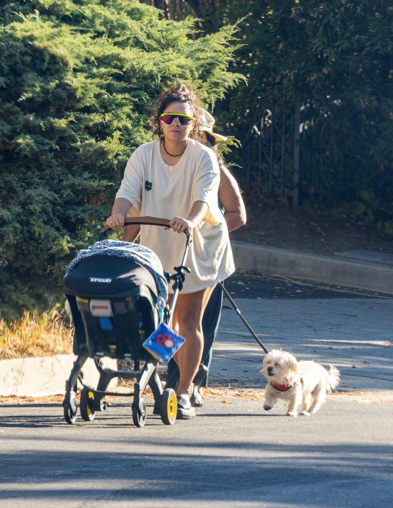 Vanessa Hudgens sai para passear em Los Angeles