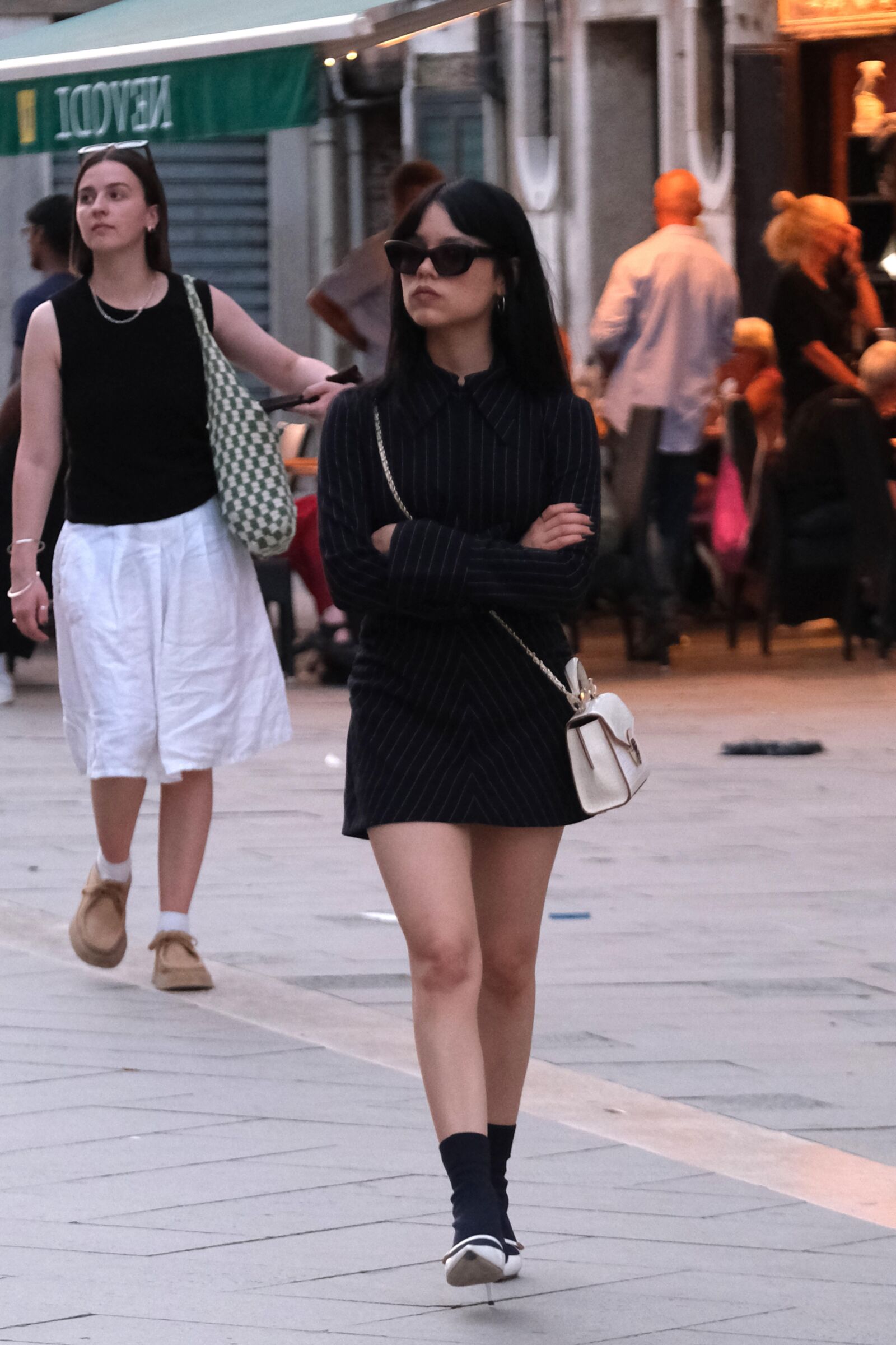 Jenna Ortega arrasa com vestido preto listrado em Veneza, agosto