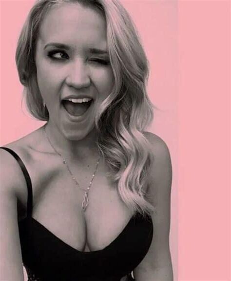 Deliciosa Emily Osment