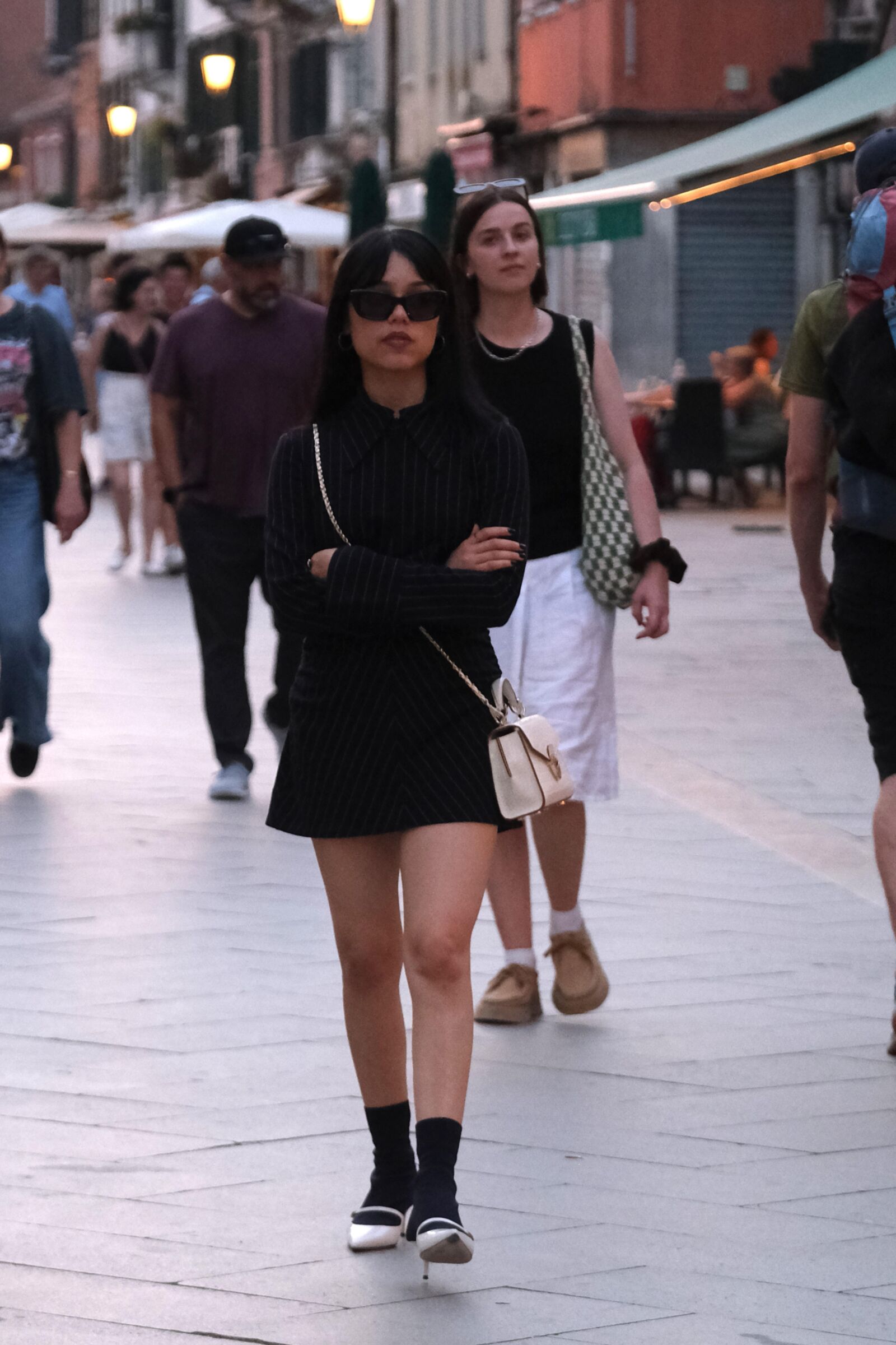 Jenna Ortega arrasa com vestido preto listrado em Veneza, agosto