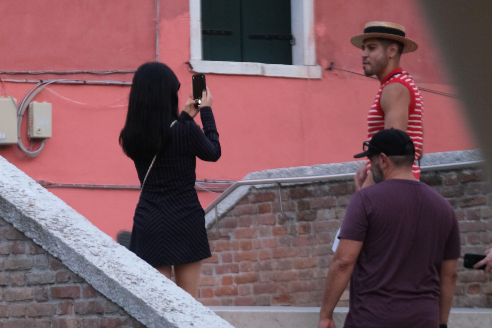 Jenna Ortega arrasa com vestido preto listrado em Veneza, agosto