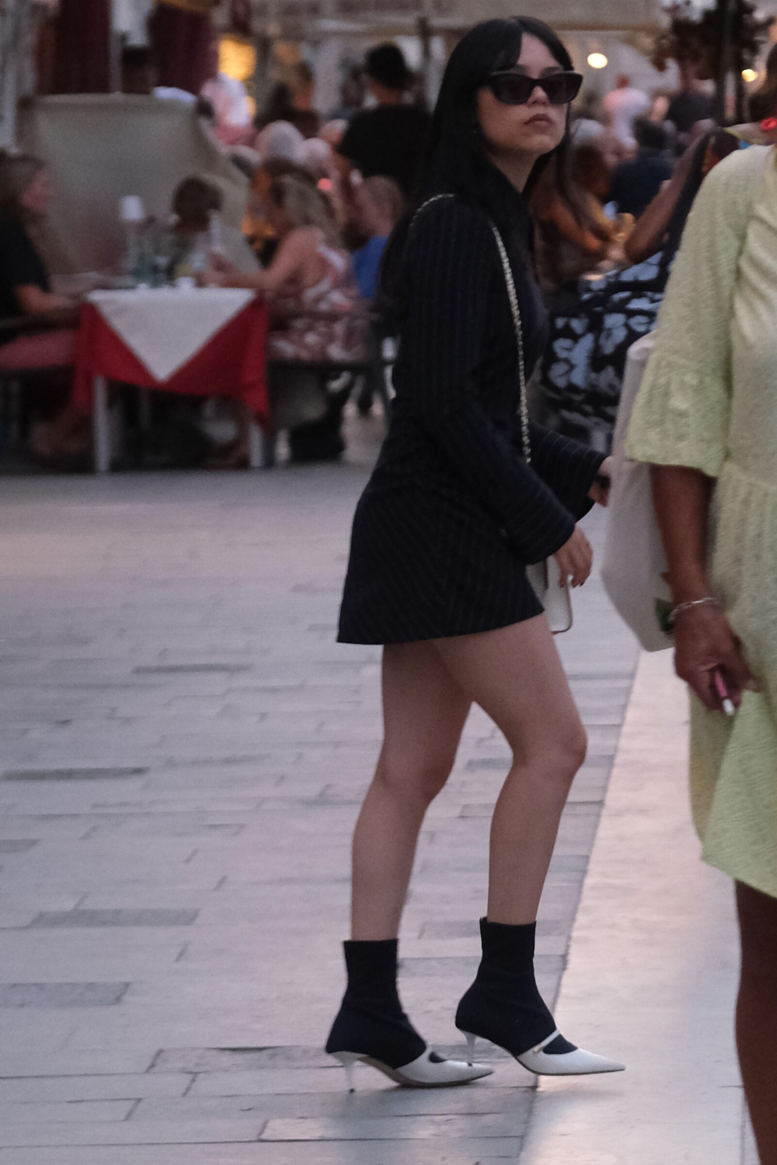 Jenna Ortega arrasa com vestido preto listrado em Veneza, agosto