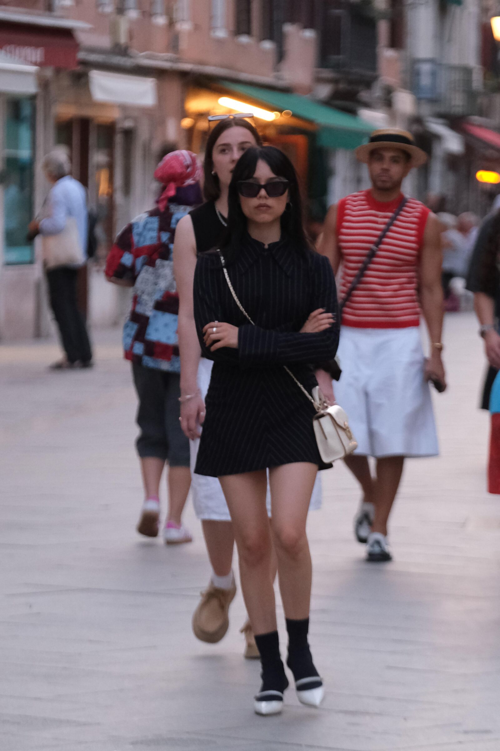 Jenna Ortega arrasa com vestido preto listrado em Veneza, agosto