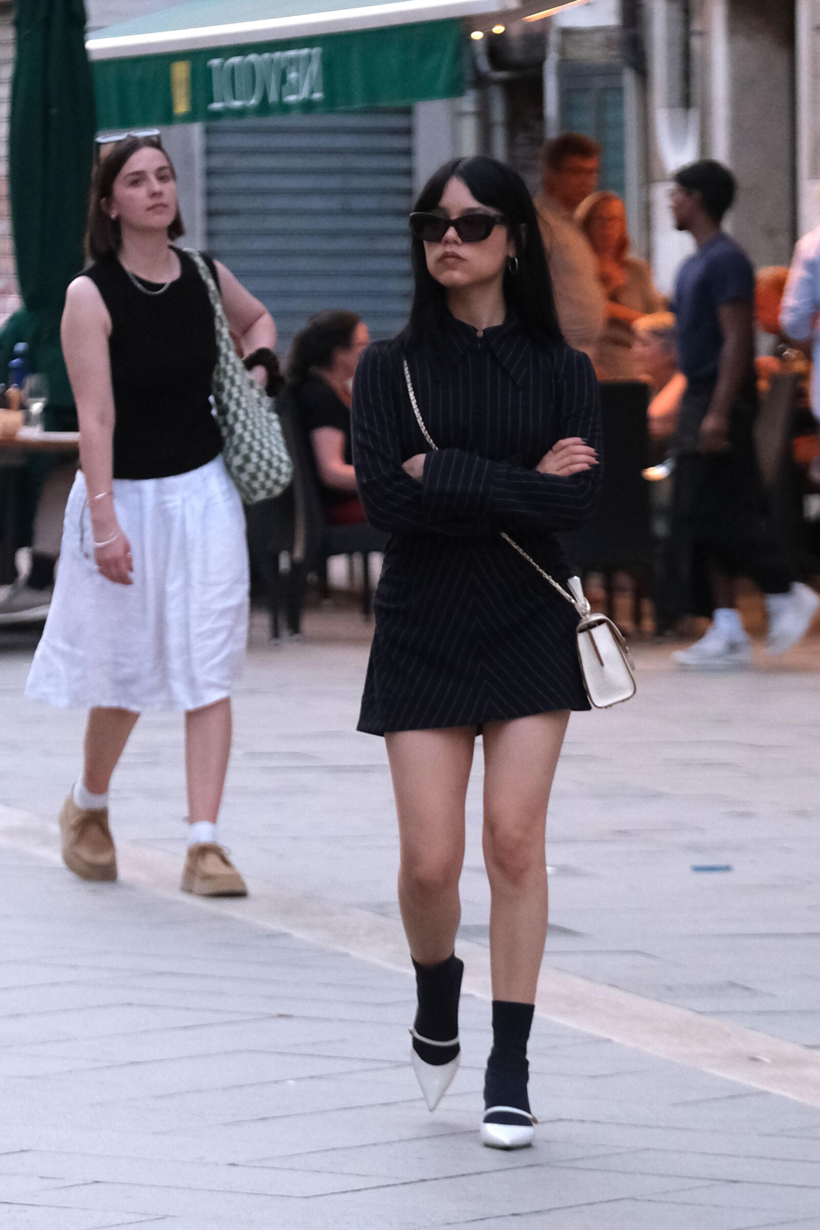 Jenna Ortega arrasa com vestido preto listrado em Veneza, agosto