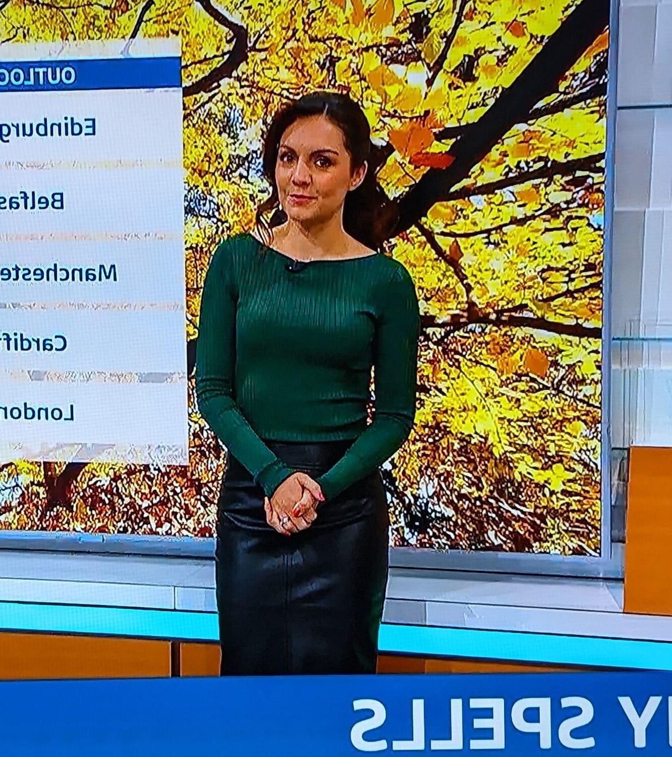 La zorra de la televisión británica Laura Tobin con otra falda de cuero