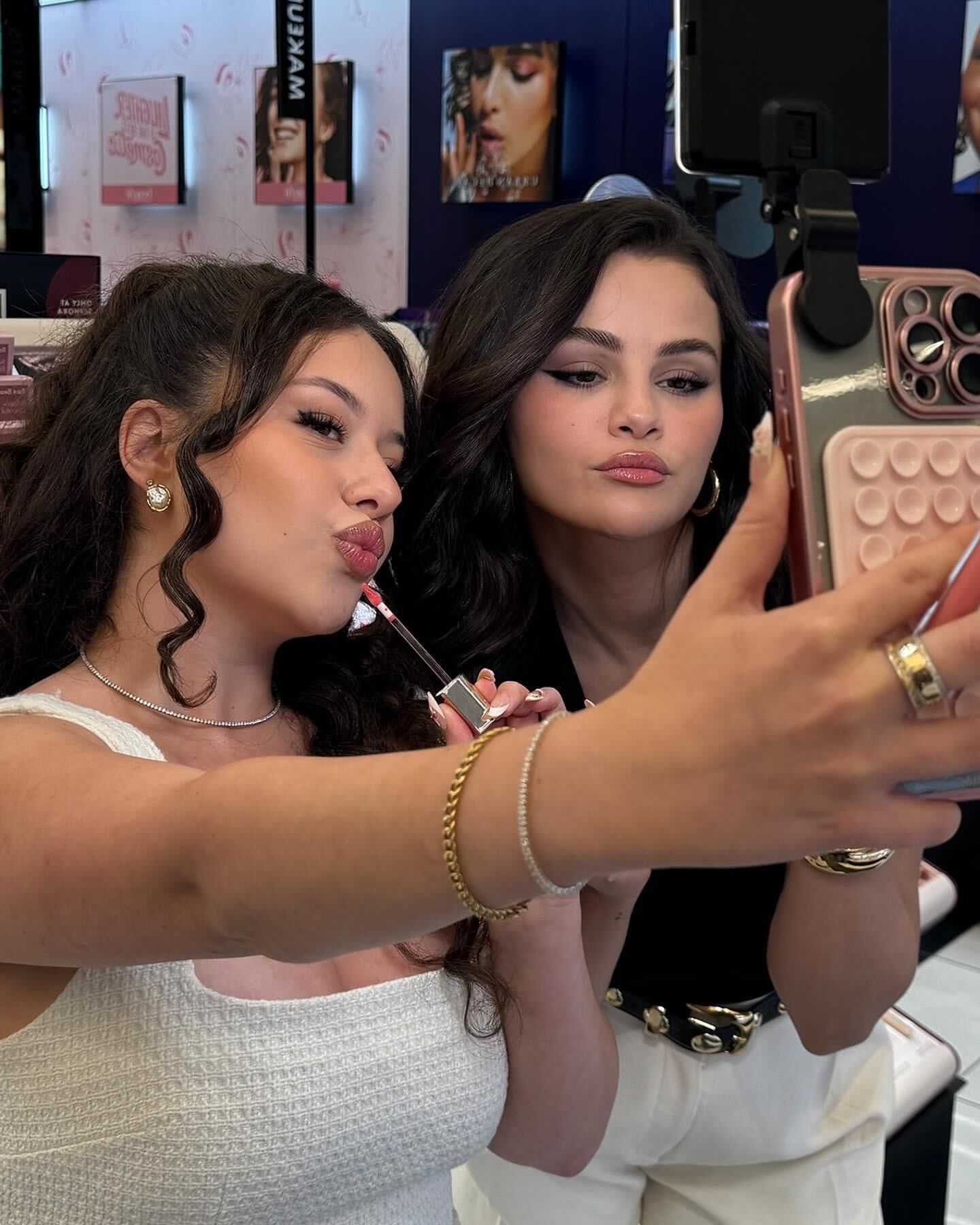 Selena Gomez Rare Beauty se encontra e cumprimenta em uma loja da Sephora