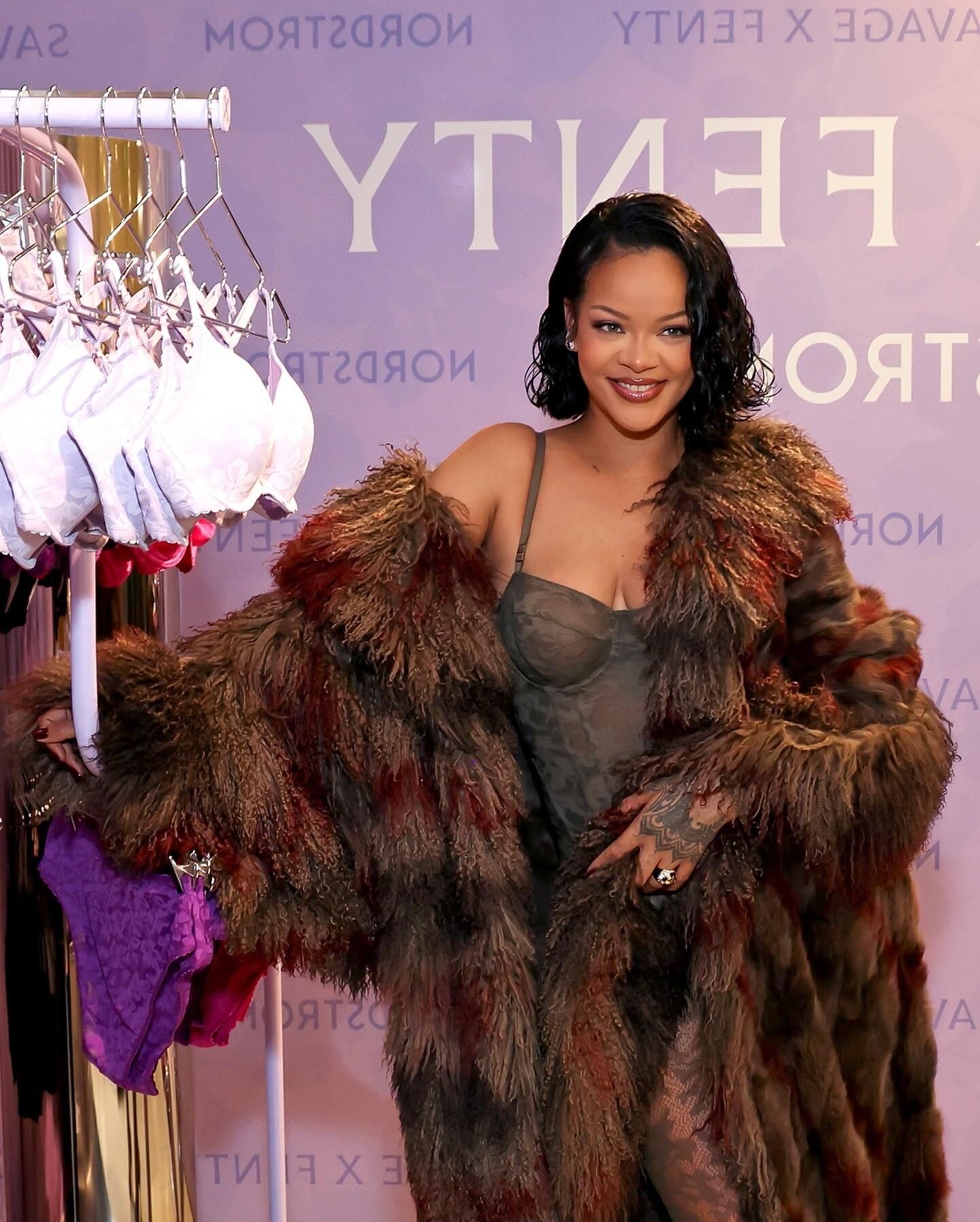 Rihanna comemora estreia de Savage x Fenty Lavish Lace em Los Angeles