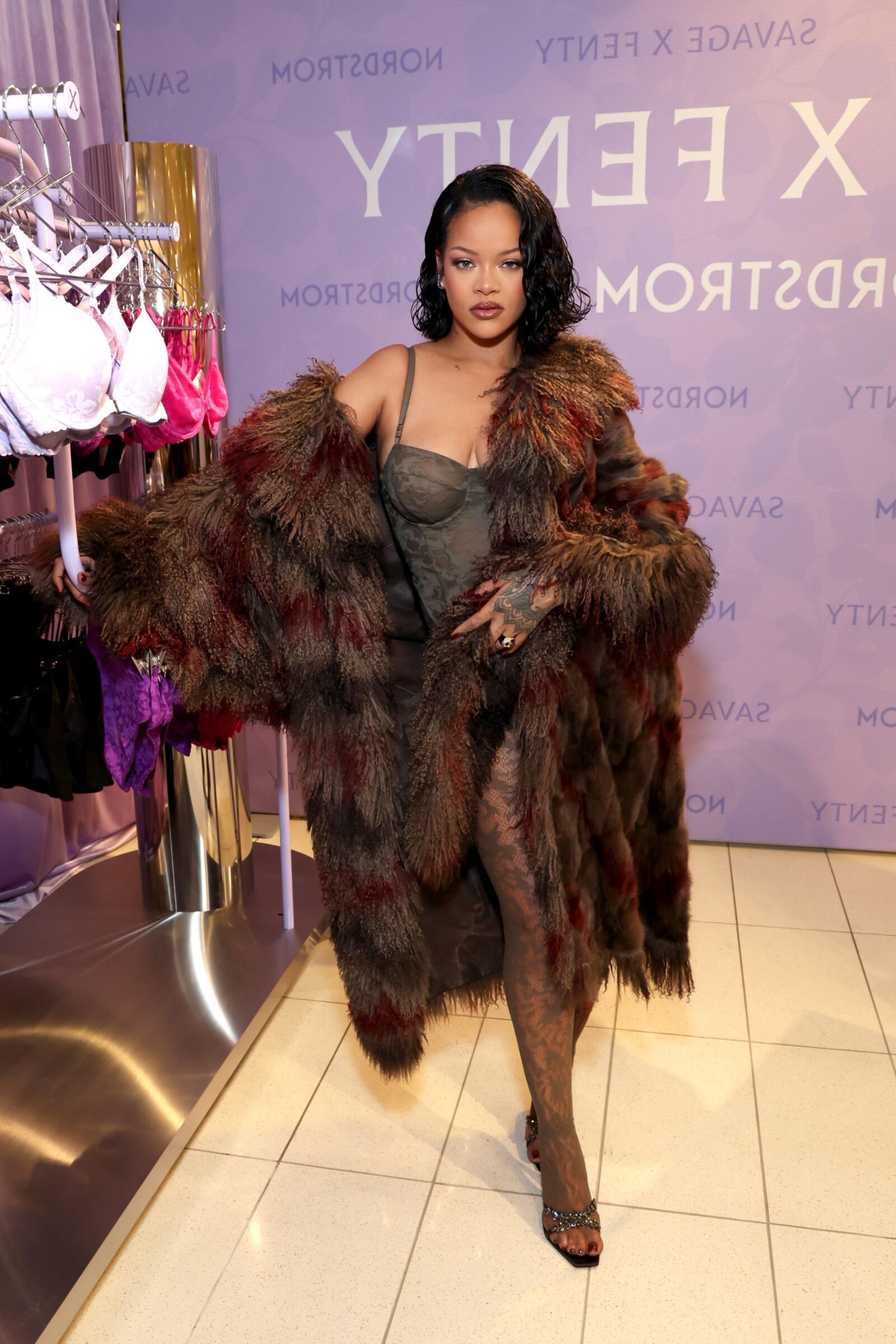 Rihanna comemora estreia de Savage x Fenty Lavish Lace em Los Angeles