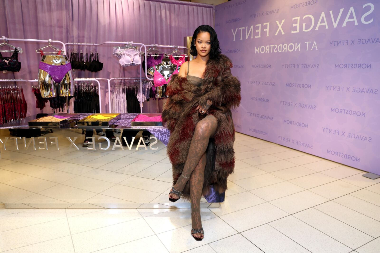 Rihanna comemora estreia de Savage x Fenty Lavish Lace em Los Angeles