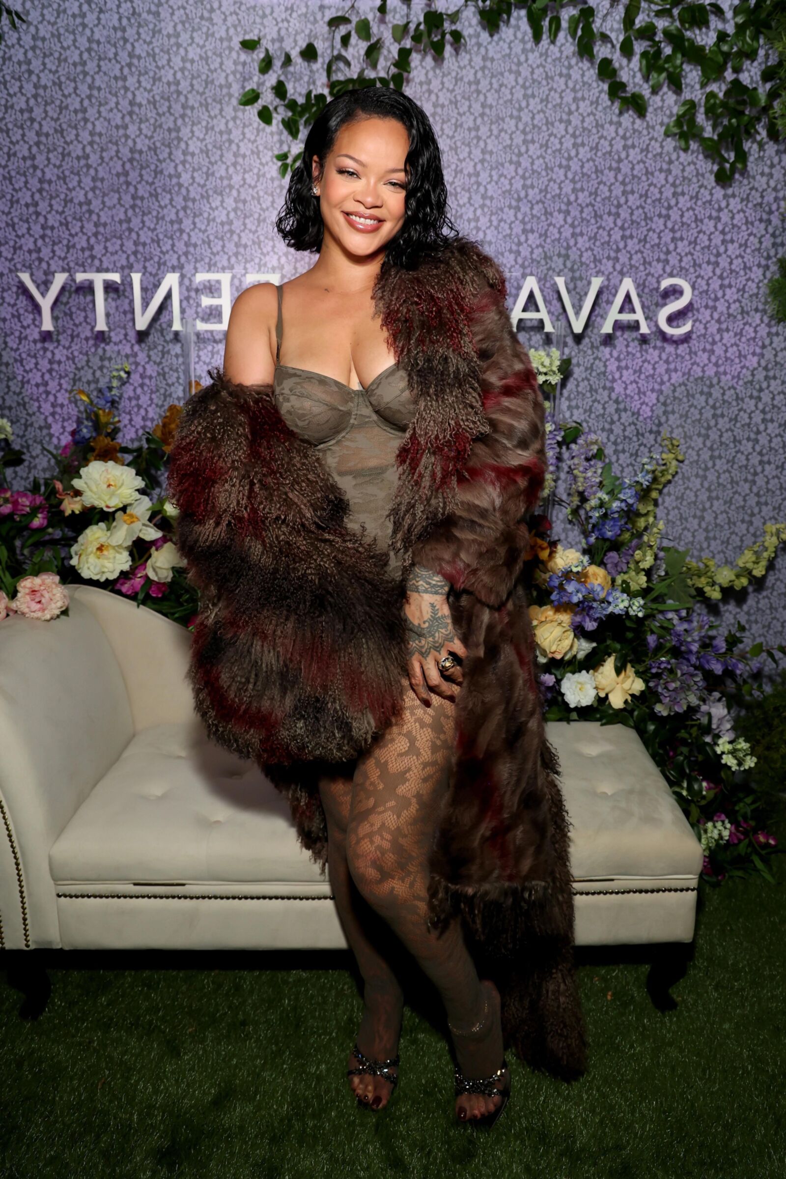 Rihanna comemora estreia de Savage x Fenty Lavish Lace em Los Angeles