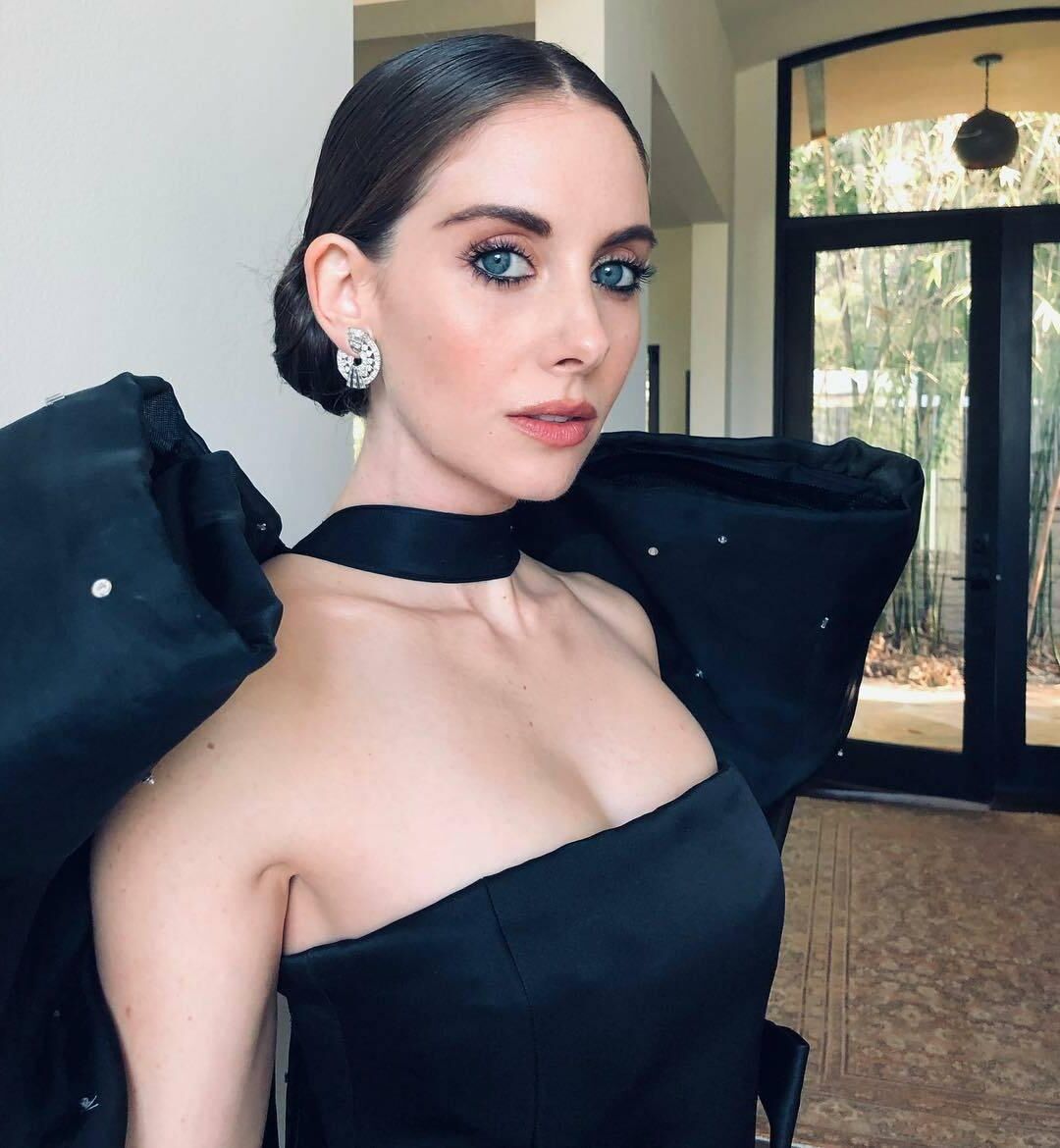 Alison Brie, taquine aux gros seins