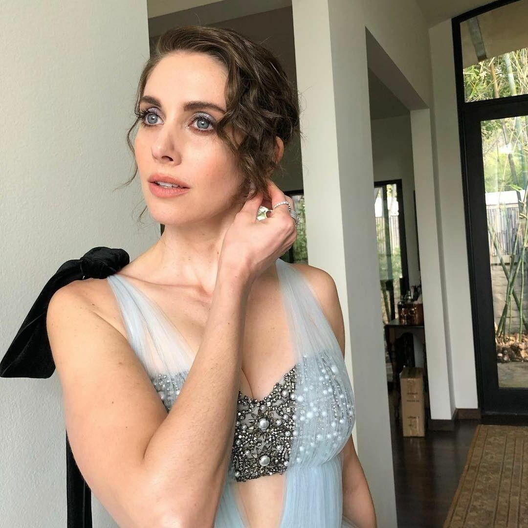 Alison Brie, taquine aux gros seins