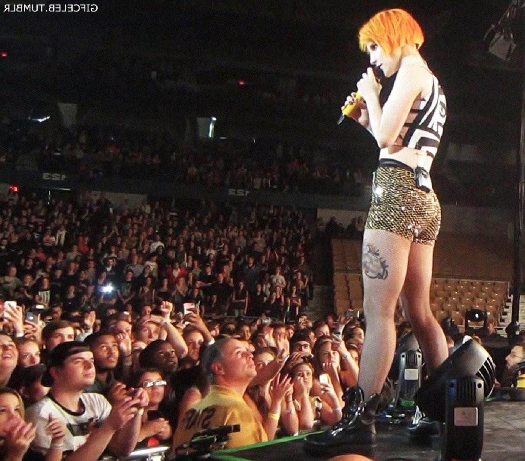 Hayley williams just begging for it 