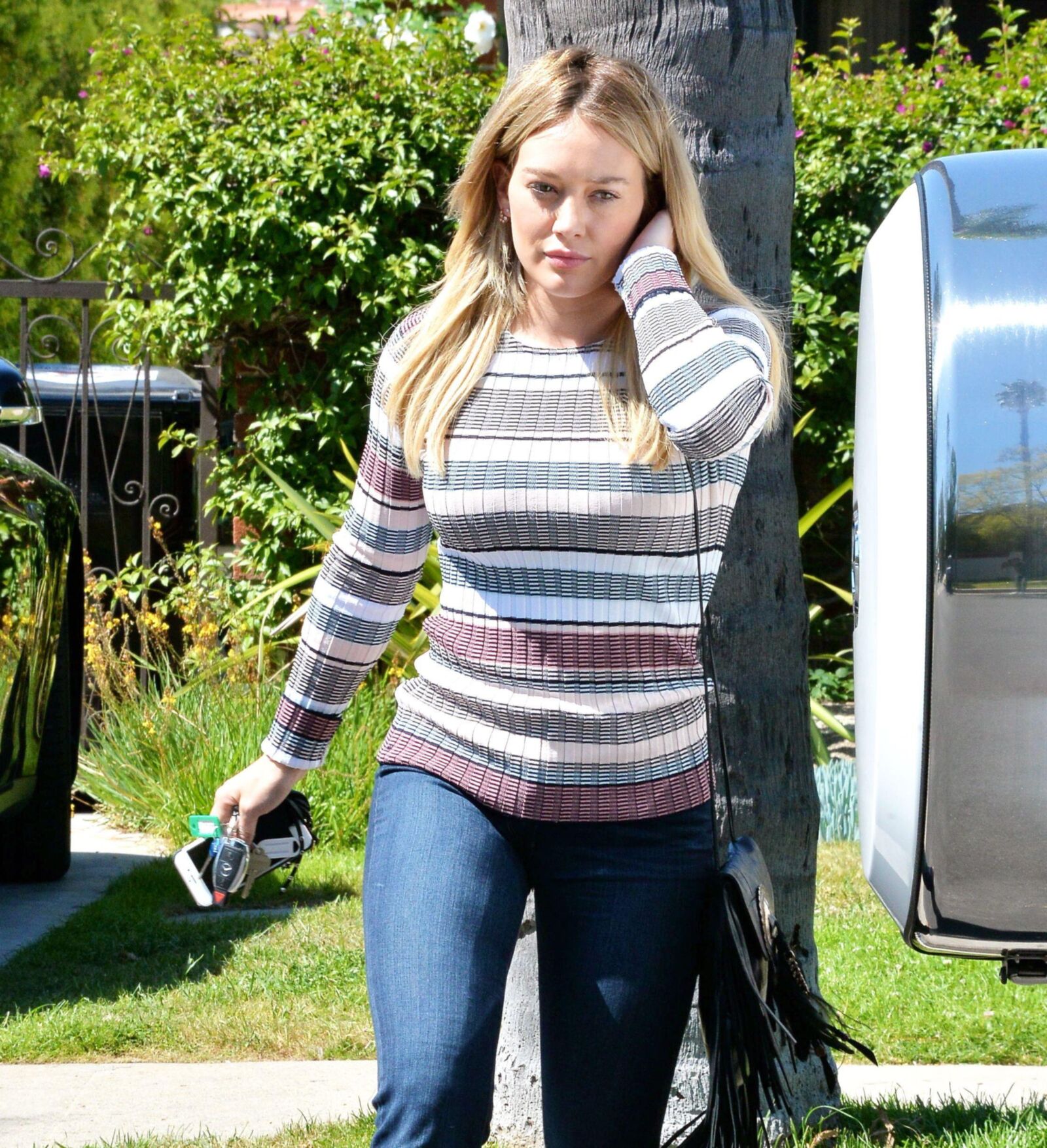 MILF vagabunda Hilary Duff Seios, bunda, pernas e salto alto.