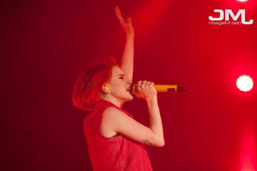 Hayley williams just begging for it 