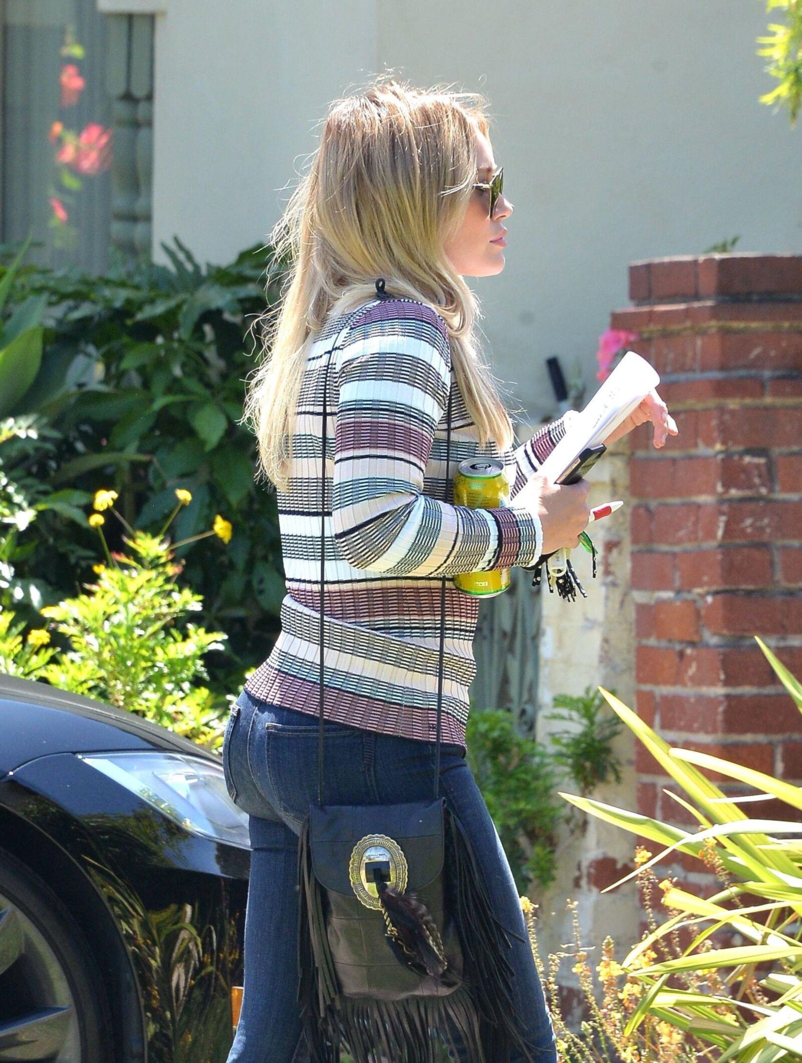 MILF vagabunda Hilary Duff Seios, bunda, pernas e salto alto.