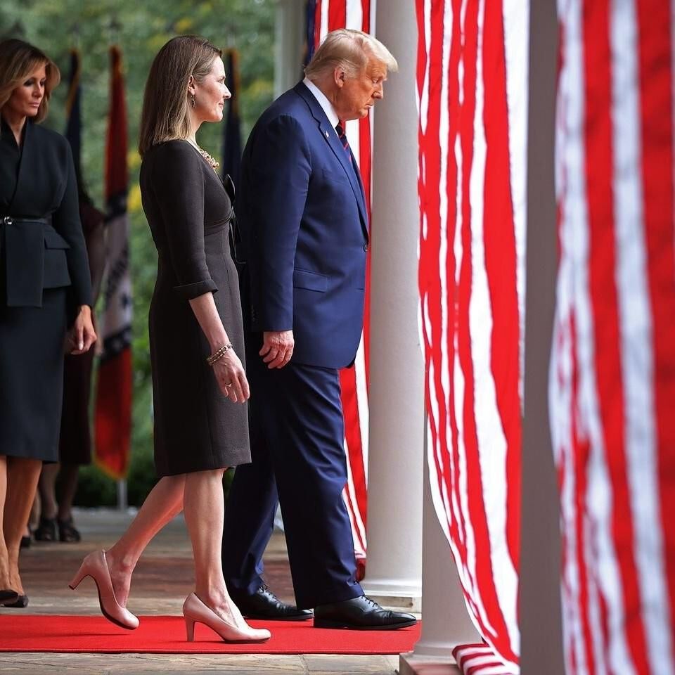 Amy Coney Barrett para comentários