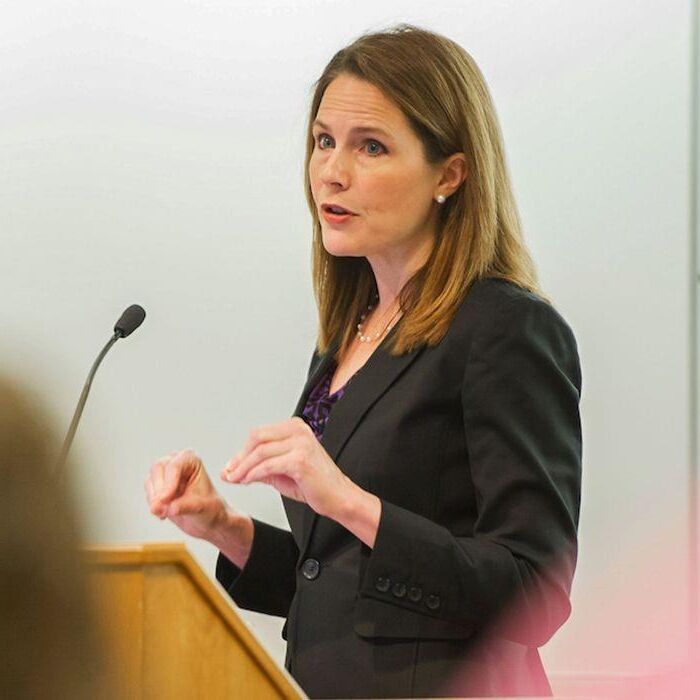 Amy Coney Barrett para comentários