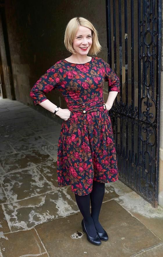 Lucy Worsley pensando em bolinho de homem