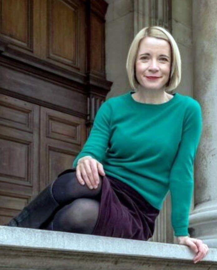 Lucy Worsley pensando em bolinho de homem