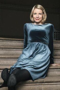 Lucy Worsley pensando em bolinho de homem