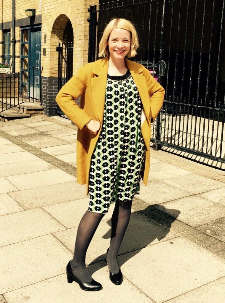 Lucy Worsley pensando em bolinho de homem