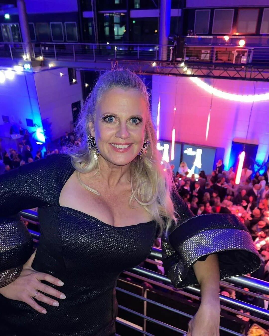 TV MILF Schlampe Barbara Schoeneberger, também conhecida como Titten Babsi