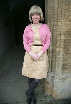 Lucy Worsley pensando em bolinho de homem