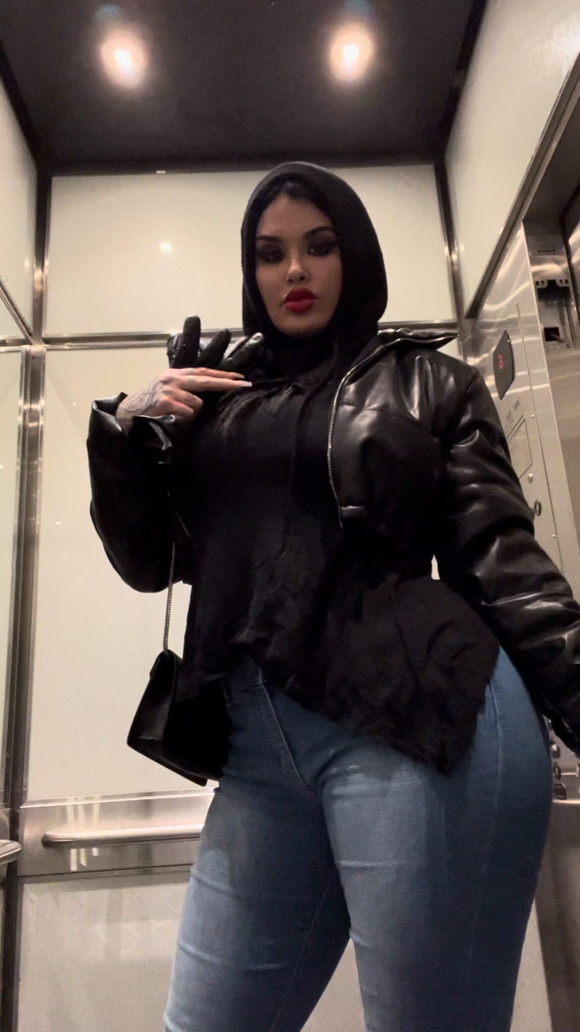 BBW Goth Jennine Schaaf (Karma Bird Fly) Facesitting-Arschanbetung