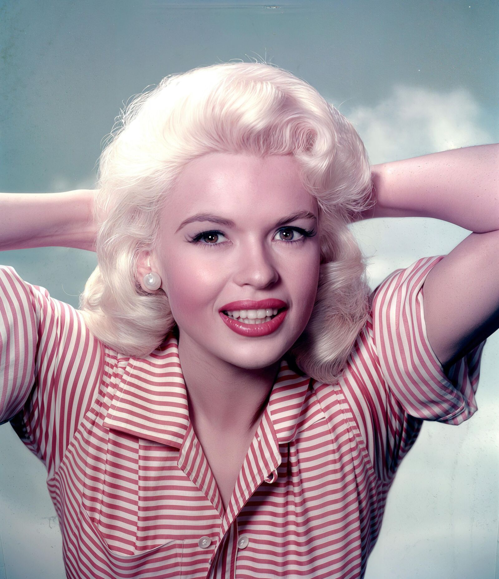 O rosto de Jayne Mansfield em ultra alta resolução