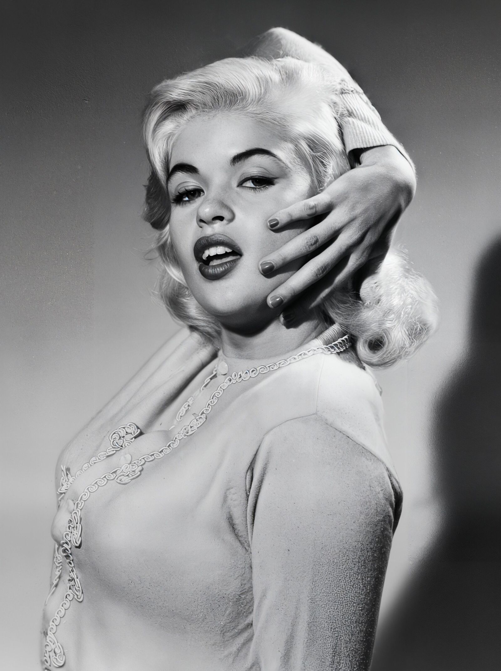 O rosto de Jayne Mansfield em ultra alta resolução