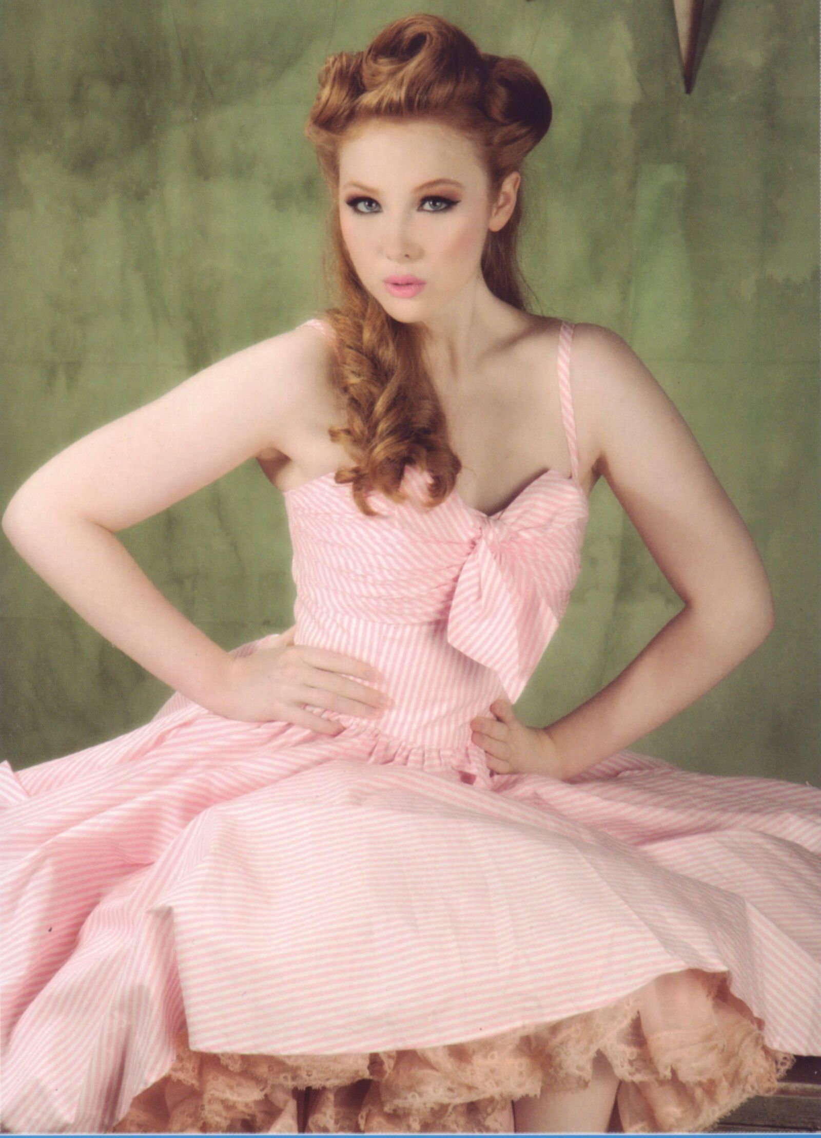 Molly C. Quinn is hot 