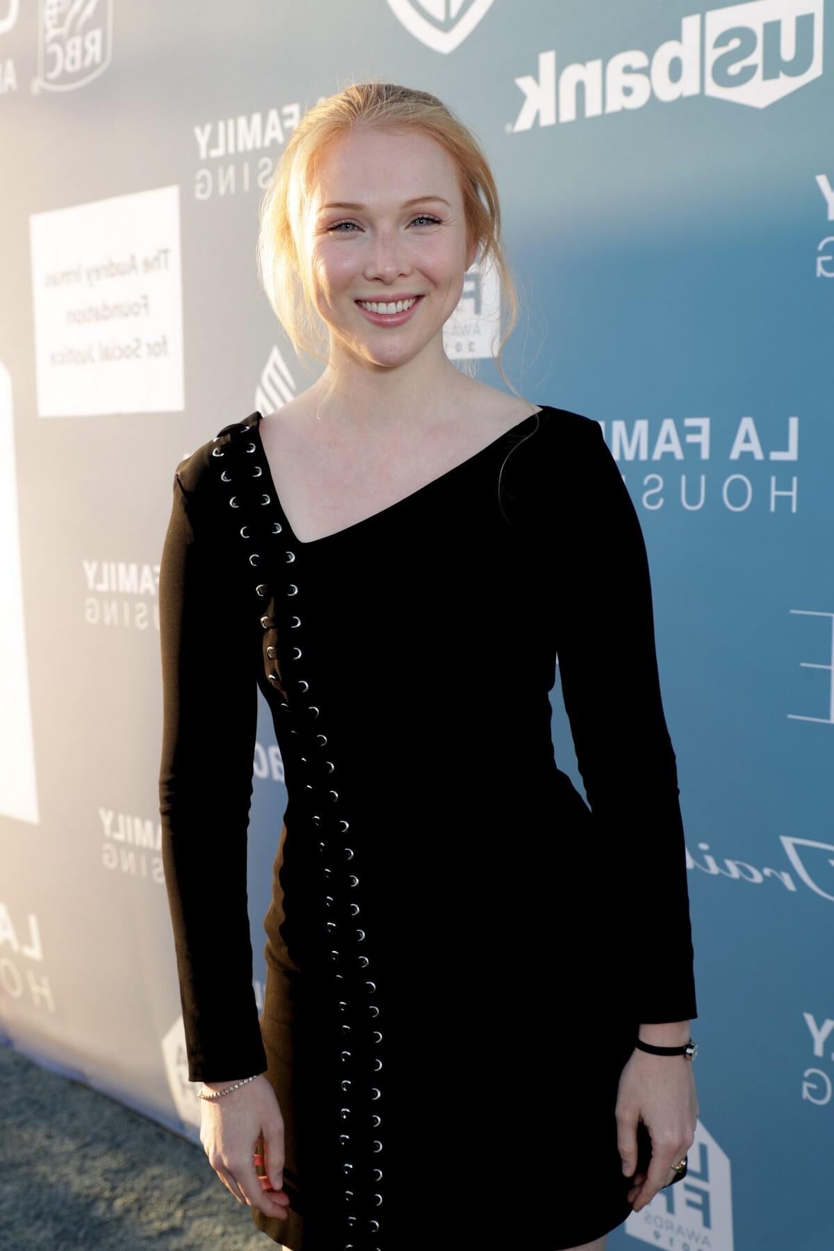 Molly C. Quinn is hot 