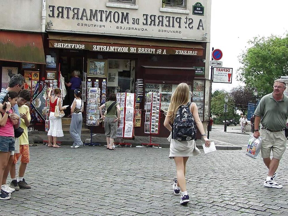 Marketta brincando em Paris