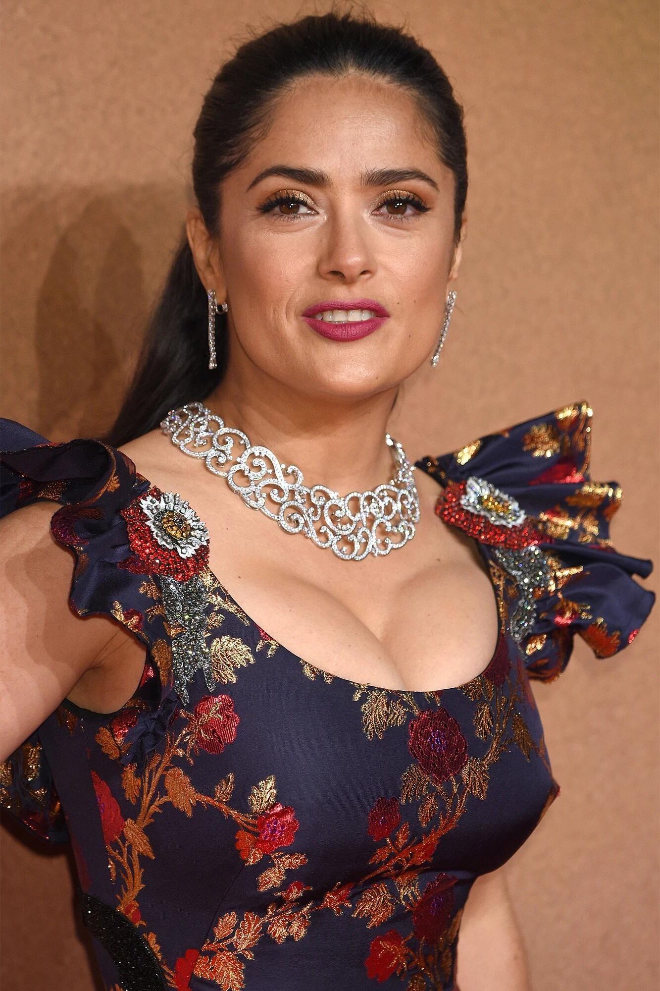 Die vollbusige MILF-Göttin Salma Hayek, erstklassiges Tittenfickmaterial