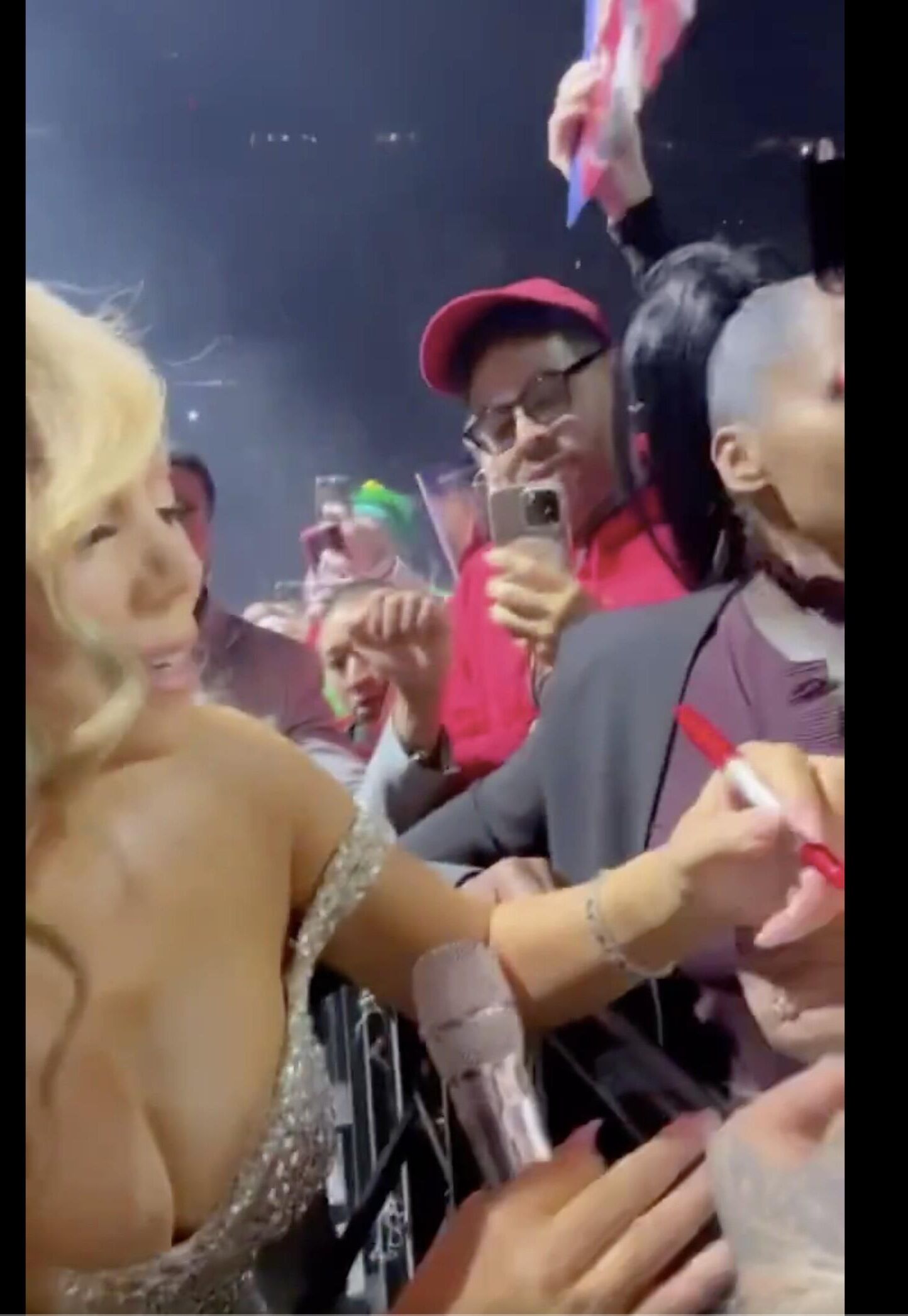 MARIAH CAREY AUTOGRAPHES LES SEINS DE RIHANNA