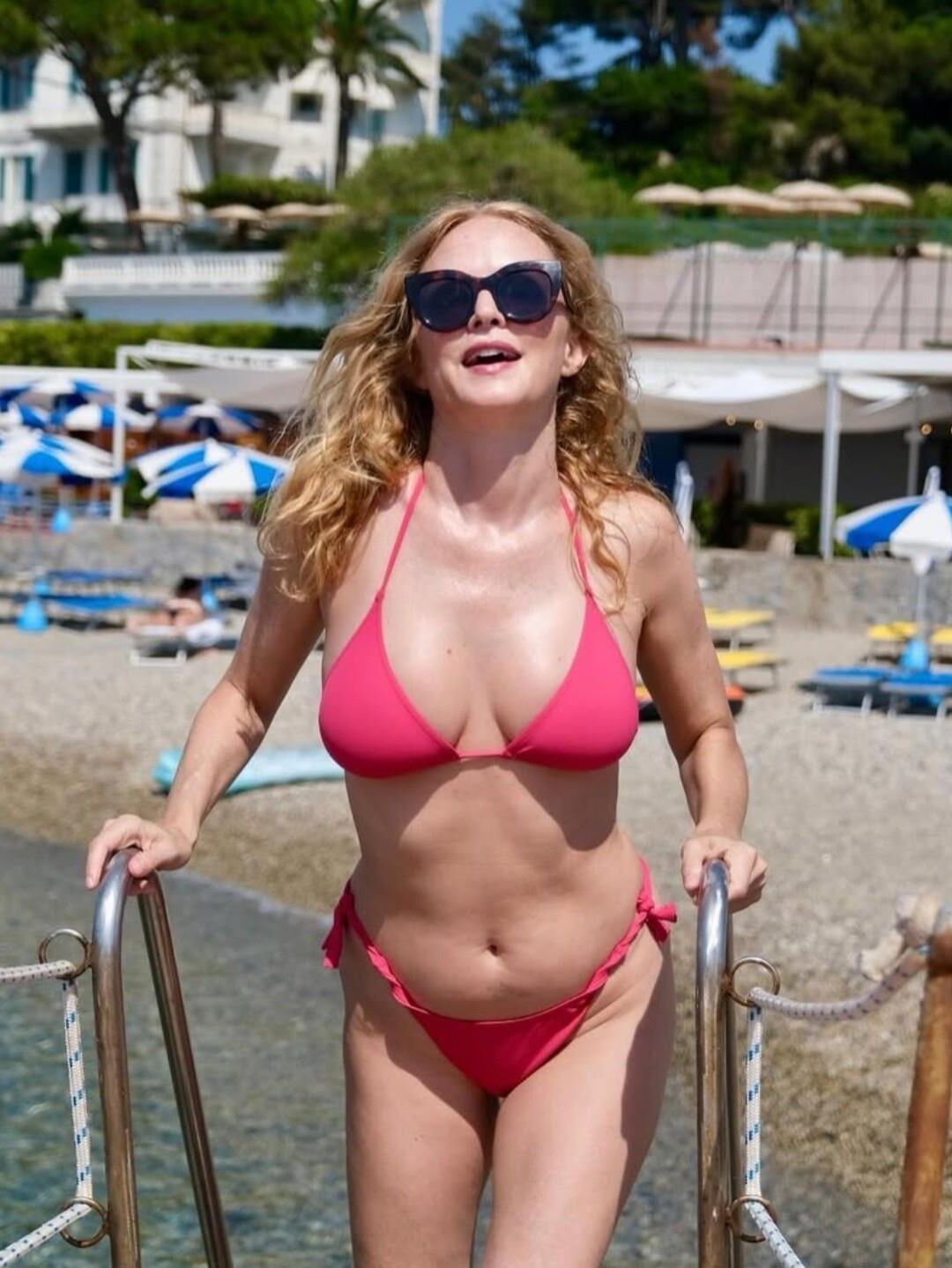 HEATHER GRAHAM A L'AIR TRÈS GANGBANGABLE !