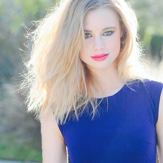 Lucy Fry est chaude