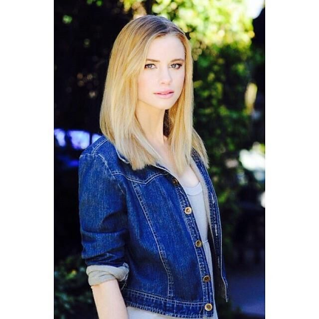 Lucy Fry est chaude