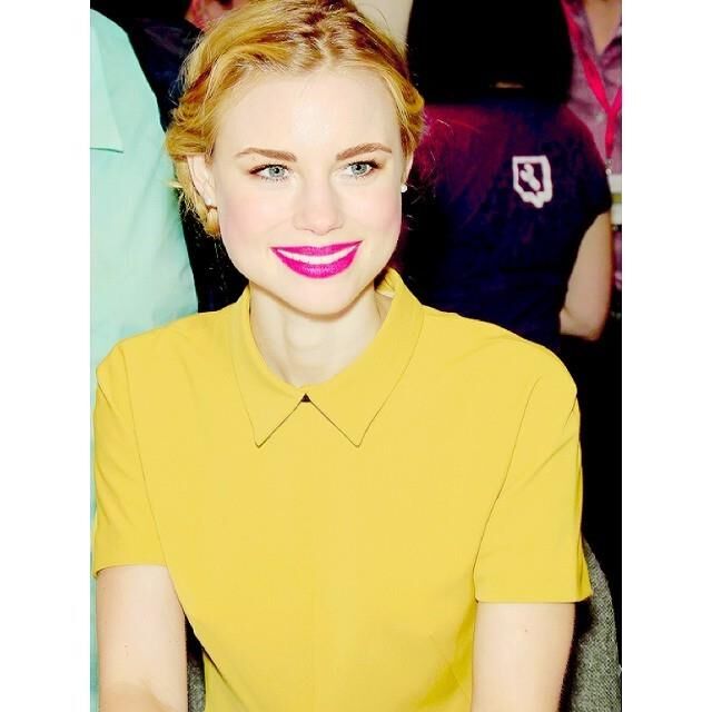 Lucy Fry est chaude