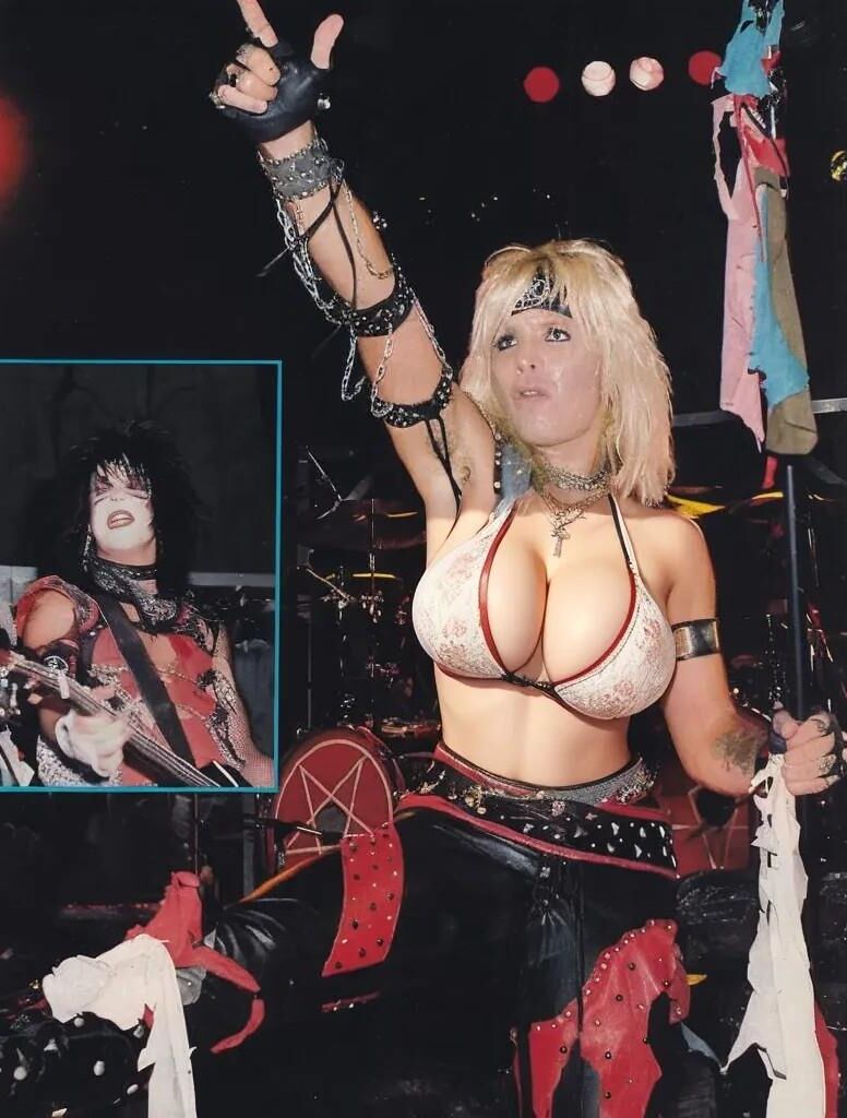 Bizarro Motley Crue com grandes mamas