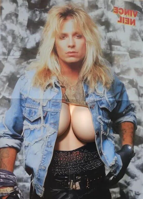 Bizarre Motley Crue avec de gros seins