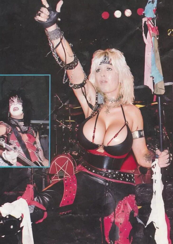 Bizarro Motley Crue com grandes mamas