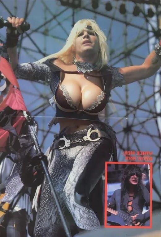 Bizarre Motley Crue avec de gros seins