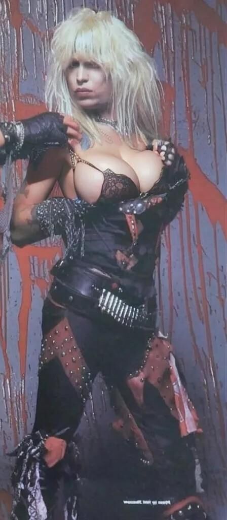 Bizarre Motley Crue avec de gros seins