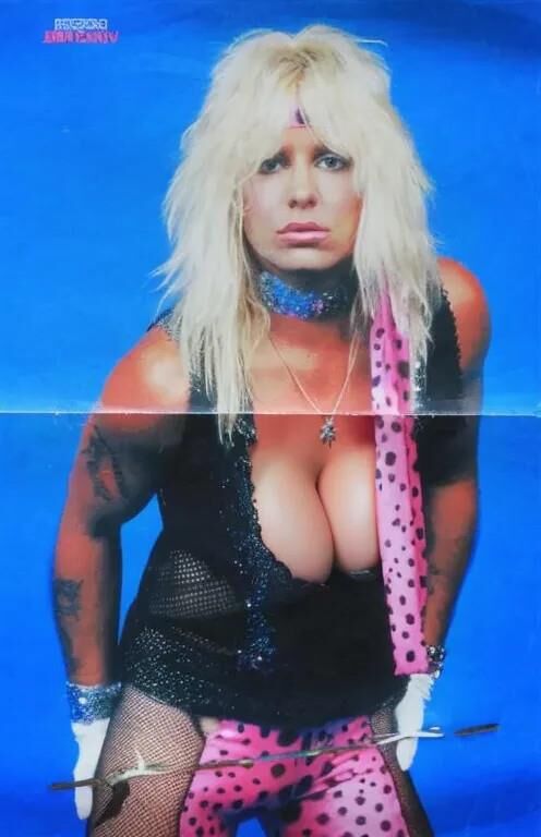 Bizarre Motley Crue avec de gros seins