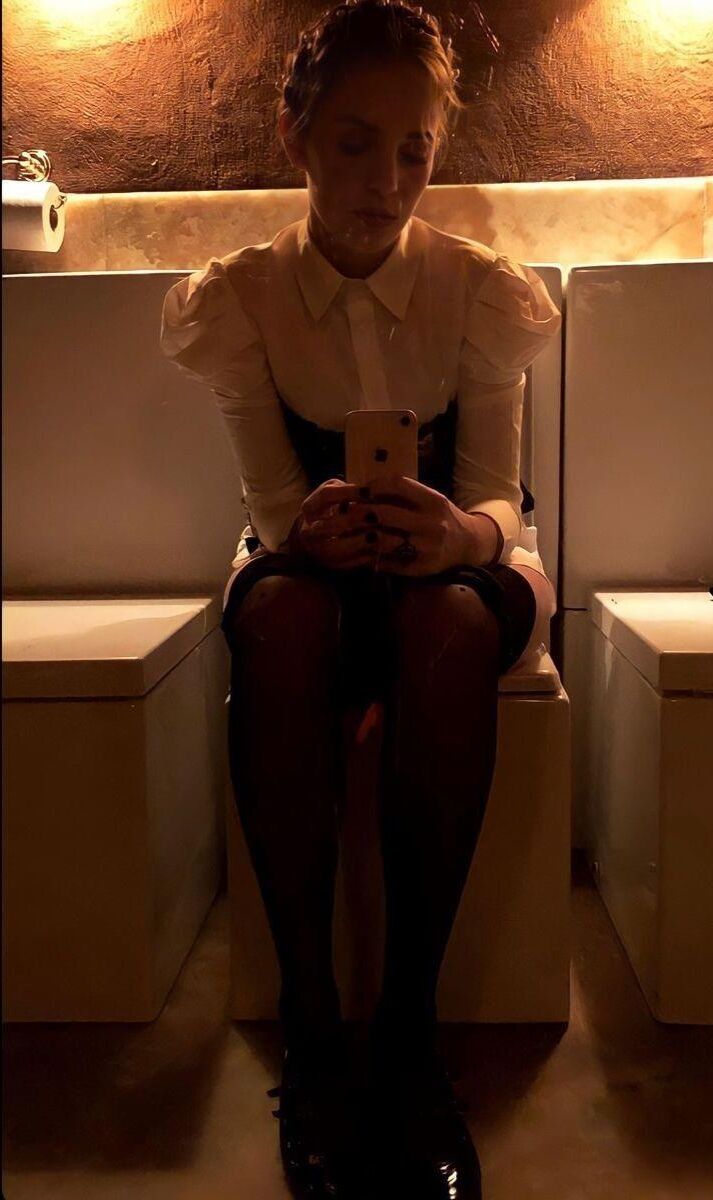 Maya Hawke auf der Toilette