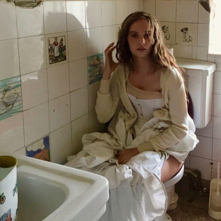 Maya Hawke sur les toilettes