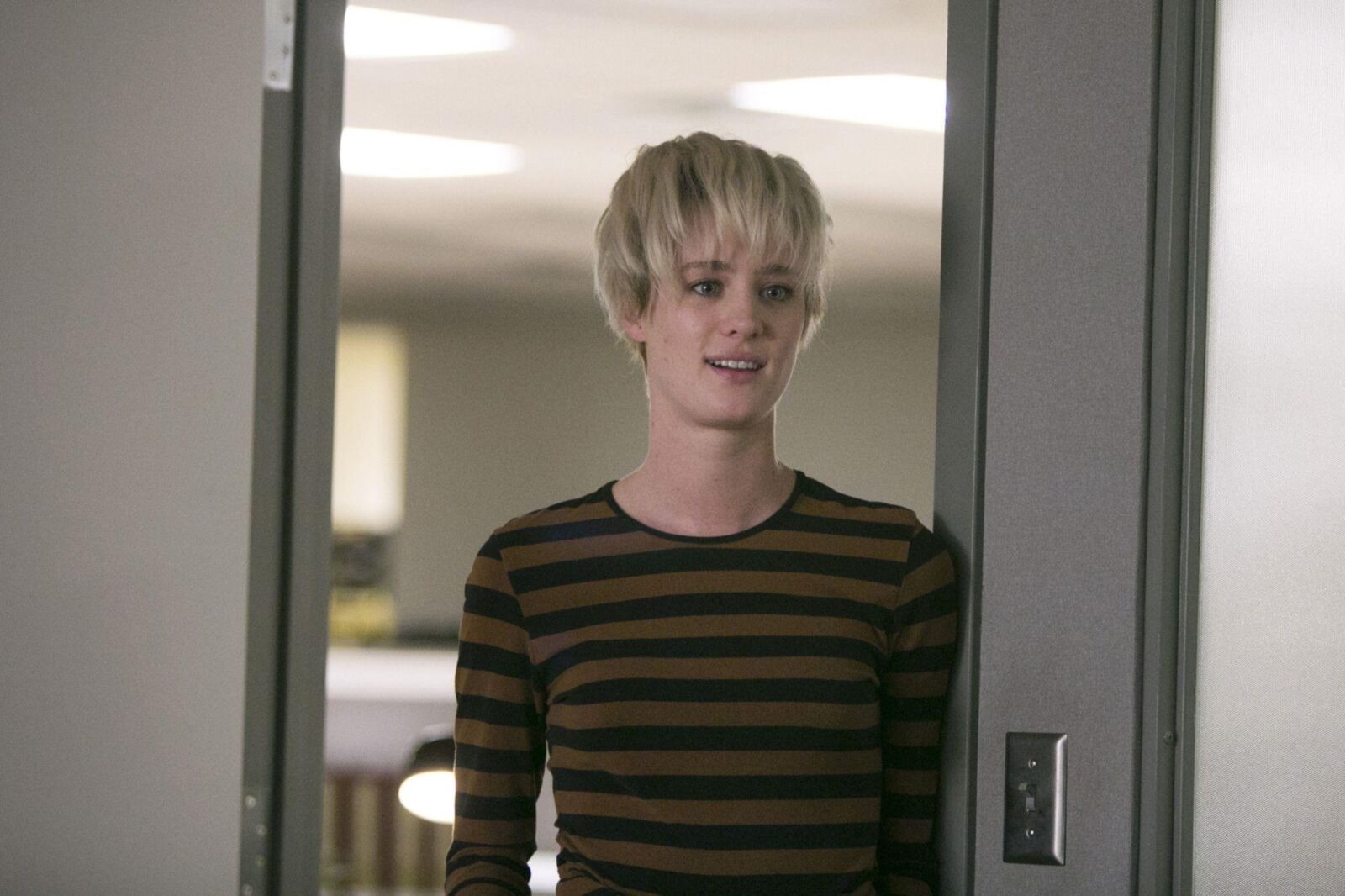 Mackenzie Davis tan sexy.