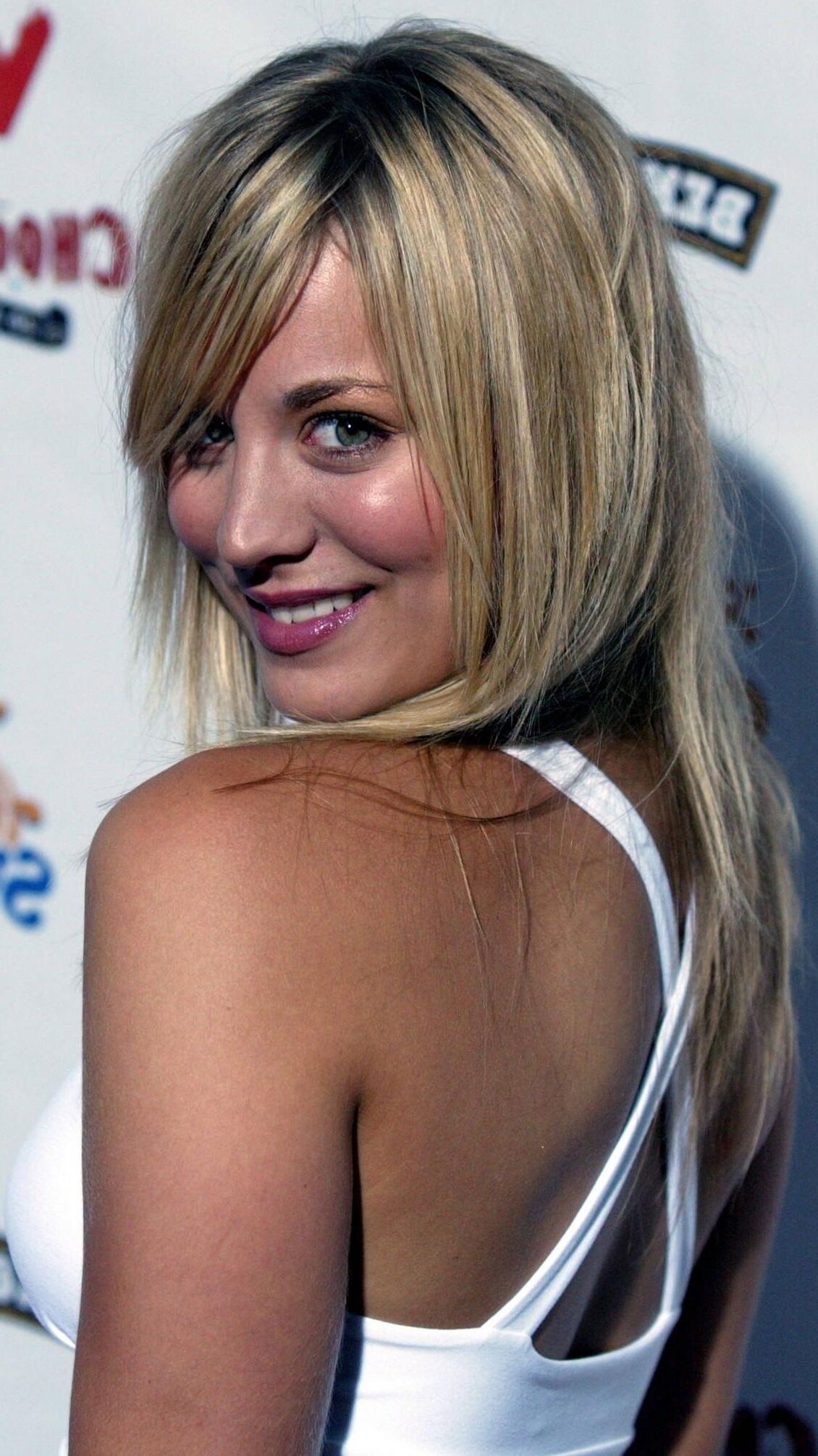 Kaley Cuoco burla de los atuendos